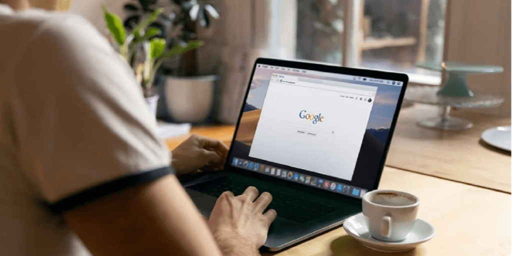 Человек на ноутбуке открывает Google